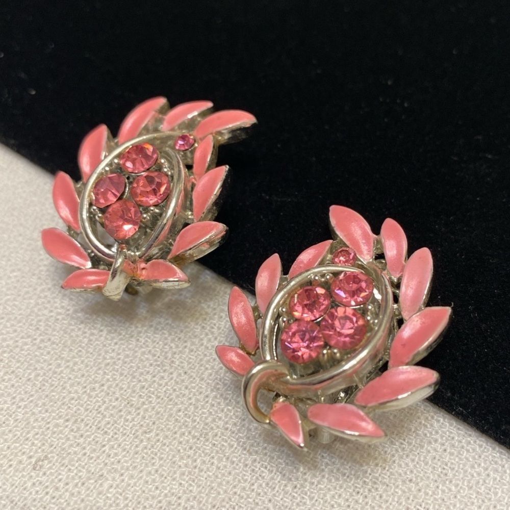Vintage Lisner Pink Enamel And Rhinestone Clip On Earrings - Picture 11 of 13